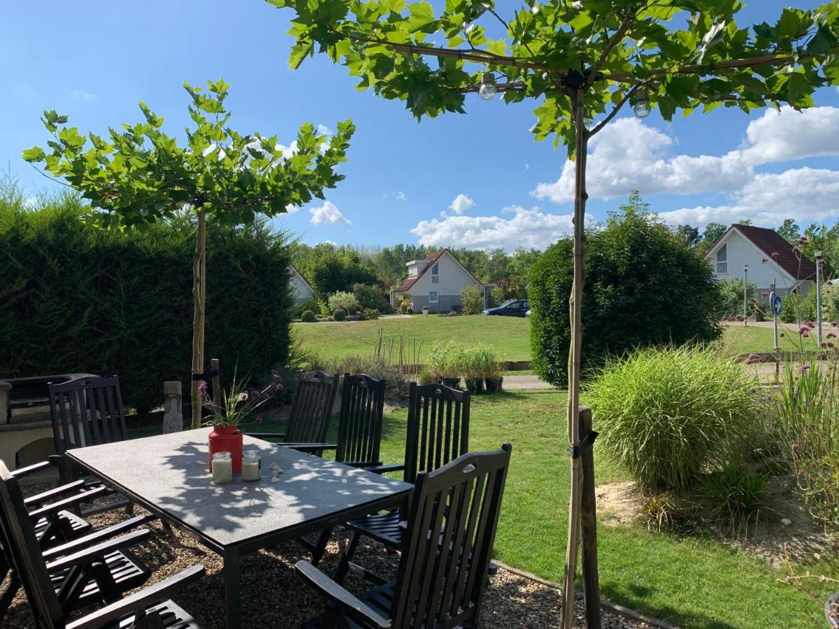 "Zeelandzon" Holiday Home By The Lake With Jacuzzi And Sauna Herkingen Bagian luar foto