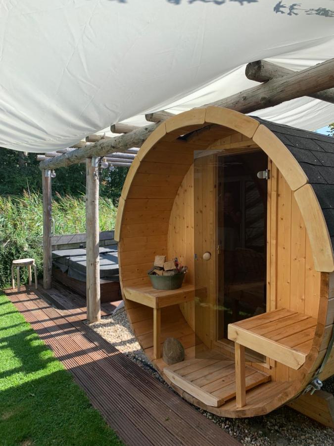 "Zeelandzon" Holiday Home By The Lake With Jacuzzi And Sauna Herkingen Bagian luar foto